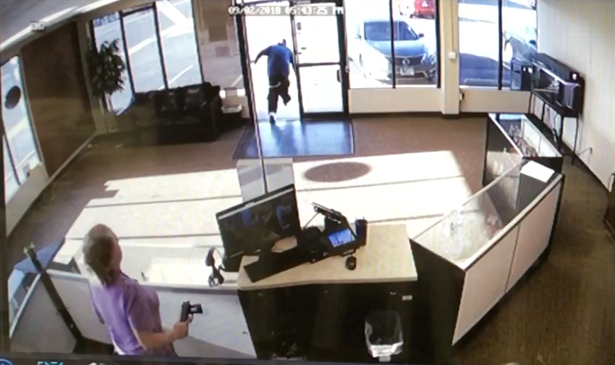 Ο «πιο αδέξιος ληστής» στην ιστορία – Έχασε το όπλο και το… παντελόνι του 4 Ο «πιο αδέξιος ληστής» στην ιστορία – Έχασε το όπλο και το… παντελόνι του