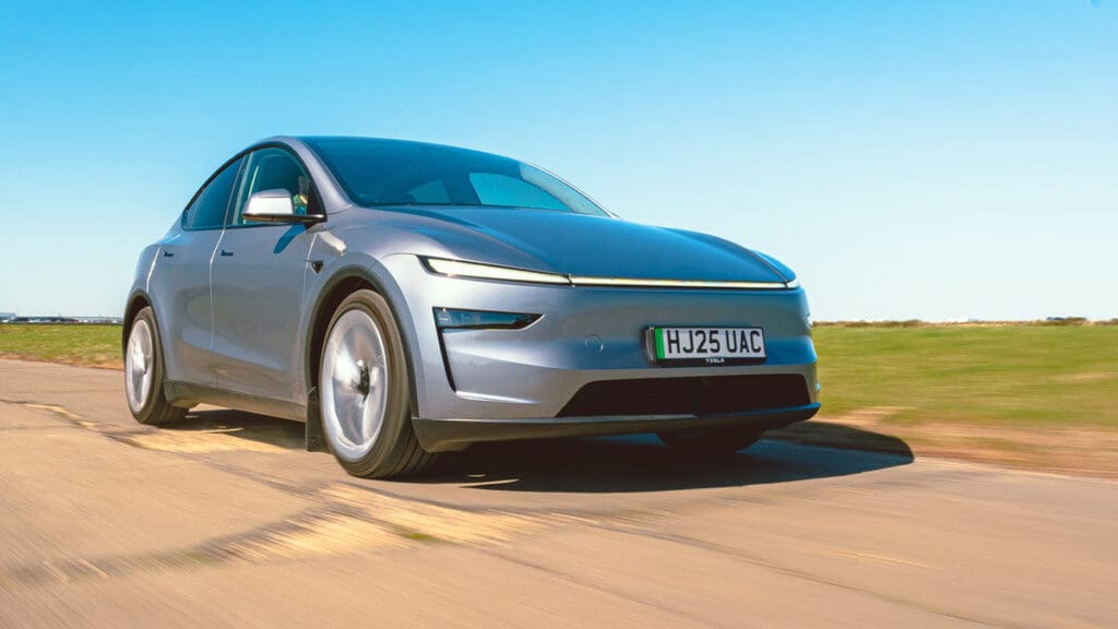 Η Tesla παρουσιάζει οικονομικότερο Model Y για Ευρώπη και Ελλάδα 4 Tesla Model Y 2025