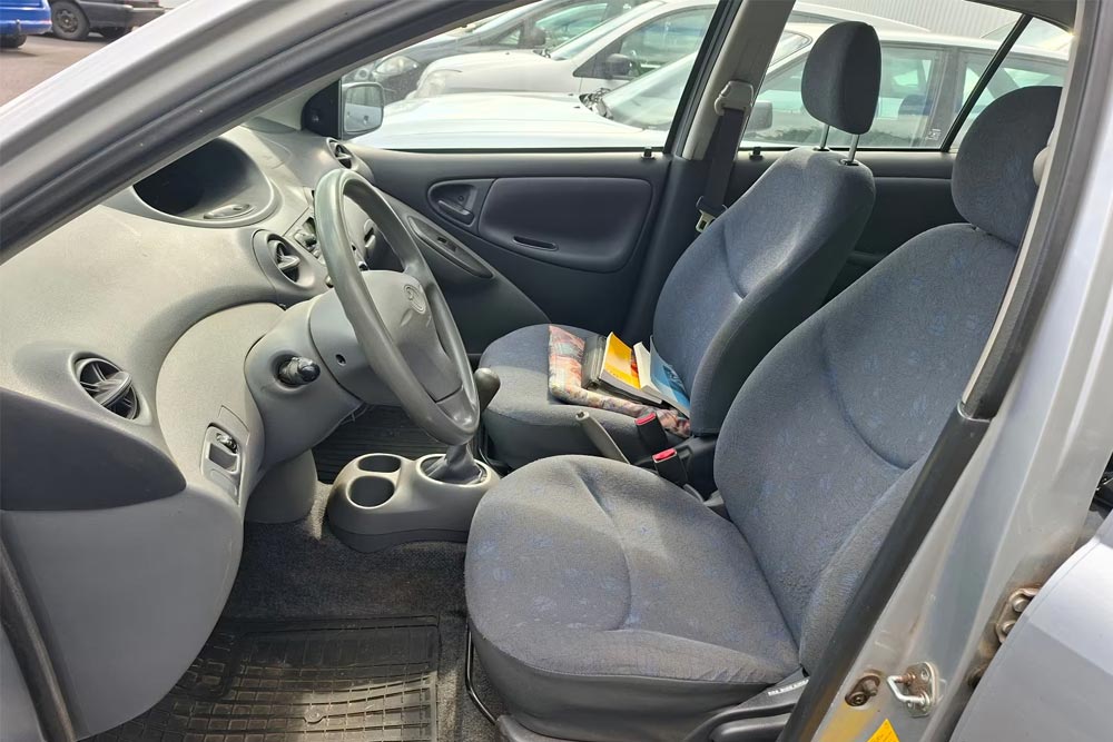 Toyota-Yaris-2001-5