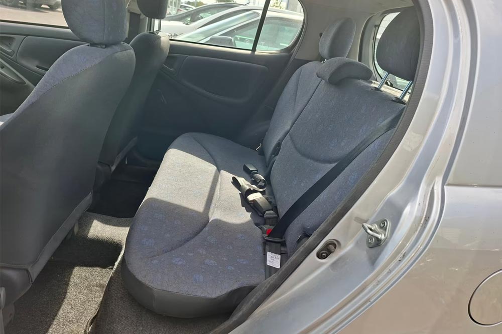 Toyota-Yaris-2001-6