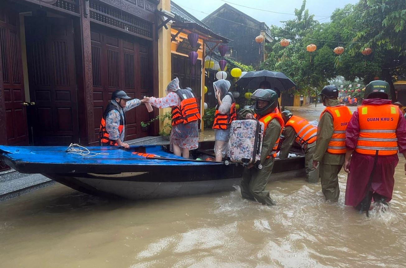 Βιετνάμ: Τουλάχιστον τέσσερις νεκροί και πέντε αγνοούμενοι λόγω έντονων βροχοπτώσεων
