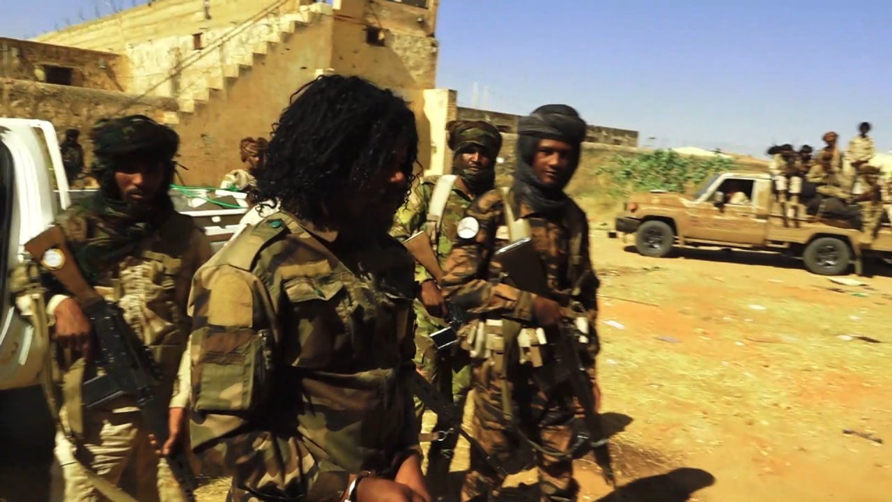 Σουδάν: Παραστρατιωτικοί συλλαμβάνουν μαχητές μετά τη σφαγή στην Ελ Φάσερ – Στη φυλακή ο «χασάπης του αιώνα» που ανέβαζε εκτελέσεις στο TikTok 5 Σουδάν: Παραστρατιωτικοί συλλαμβάνουν μαχητές μετά τη σφαγή στην Ελ Φάσερ – Στη φυλακή ο «χασάπης του αιώνα» που ανέβαζε εκτελέσεις στο TikTok