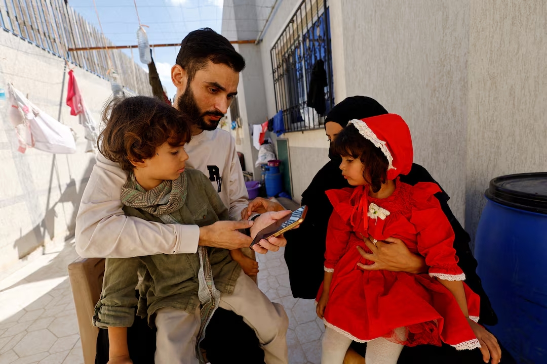 Γάζα: Η συγκλονιστική επανένωση Παλαιστίνιου κρατούμενου με την οικογένειά του – Τους θεωρούσε νεκρούς 3 Γάζα: Η συγκλονιστική επανένωση Παλαιστίνιου κρατούμενου με την οικογένειά του – Τους θεωρούσε νεκρούς