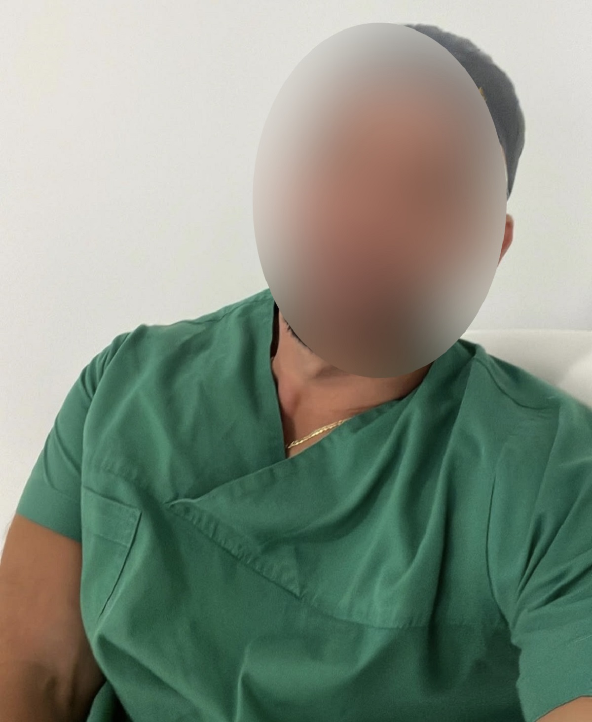 «Δεν είμαι γιατρός, διατηρώ κέντρο αισθητικής» δηλώνει ο 40χρονος που ποζάρει με χειρουργική ποδιά εν δράσει