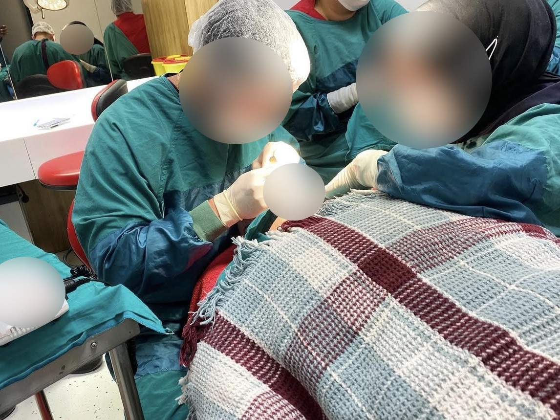 «Δεν είμαι γιατρός, διατηρώ κέντρο αισθητικής» δηλώνει ο 40χρονος που ποζάρει με χειρουργική ποδιά εν δράσει