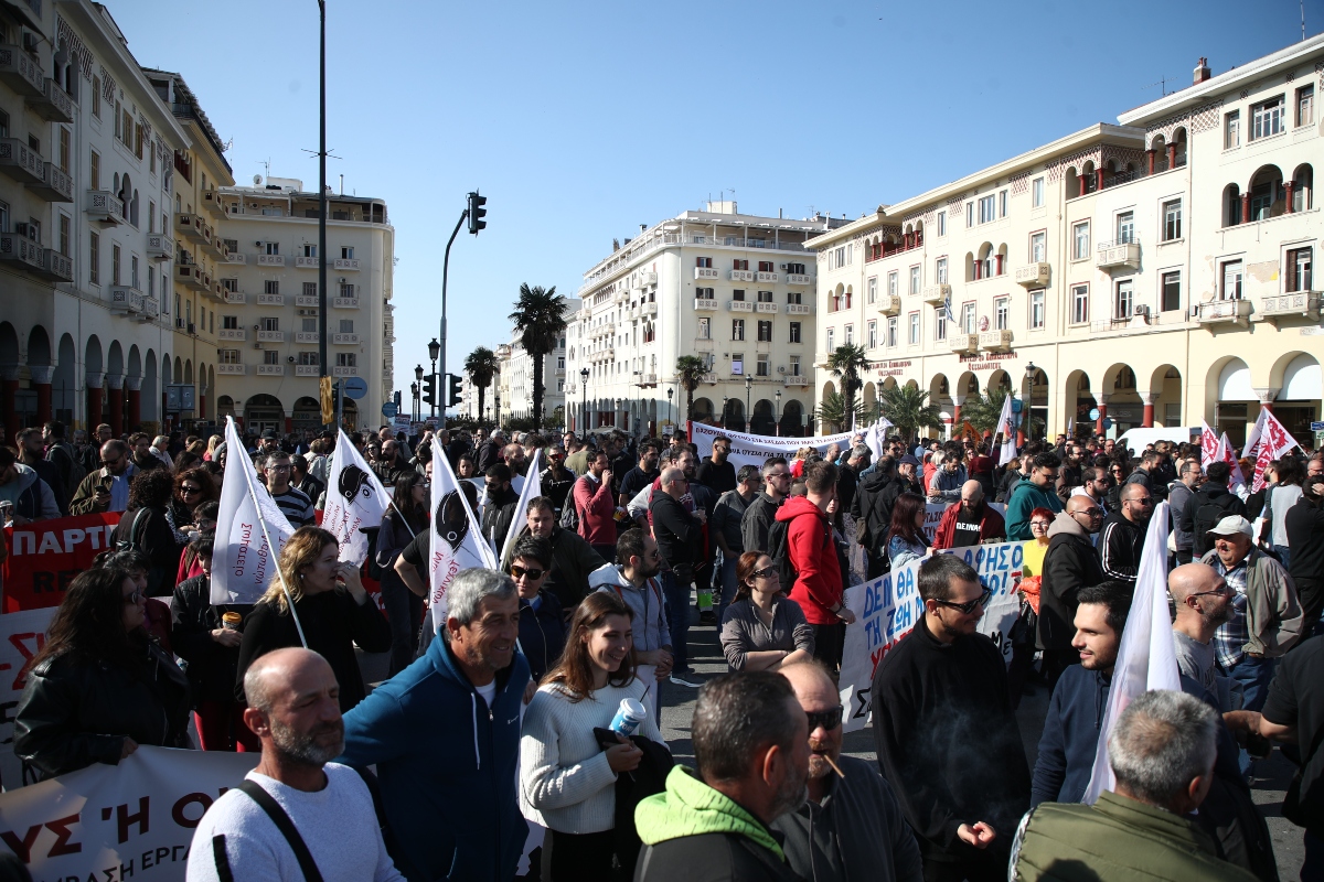 Απεργία ΓΣΕΕ και ΑΔΕΔΥ: Η Αθήνα σε κλοιό διαδηλώσεων, ξεκίνησε το συλλαλητήριο – Πώς λειτουργούν τα μέσα μεταφοράς