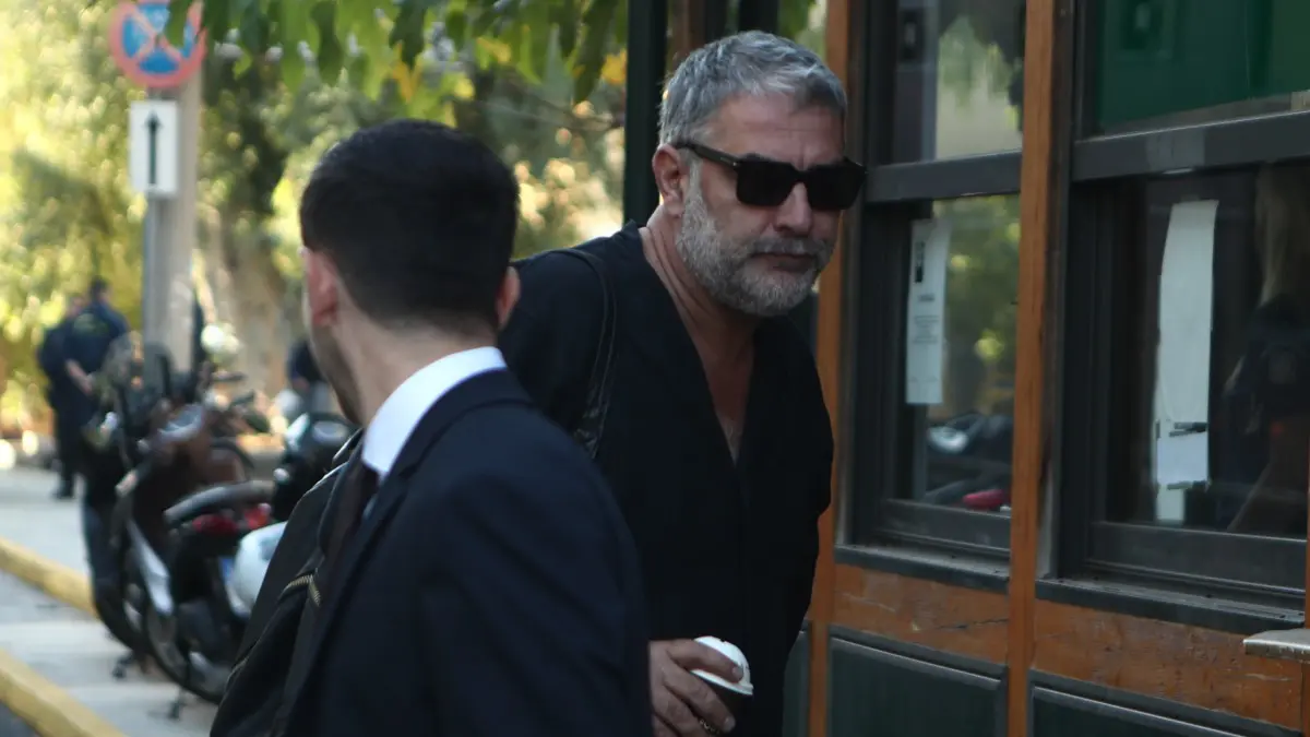 Ο Βασίλης Μπισμπίκης έξω από το δικαστήριο