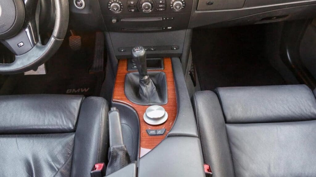 Διατίθεται προς πώληση BMW M5 (Ε60): Το σπάνιο, το χειροκίνητο μοντέλο 7 BMW M5 E60 χειροκίνητο