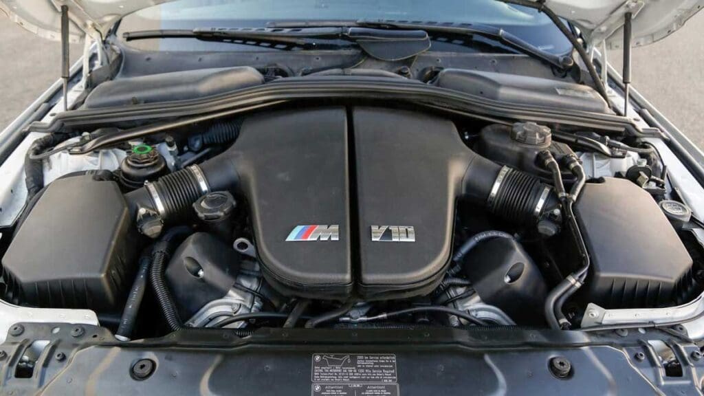 Διατίθεται προς πώληση BMW M5 (Ε60): Το σπάνιο, το χειροκίνητο μοντέλο 6 BMW M5 E60 χειροκίνητο