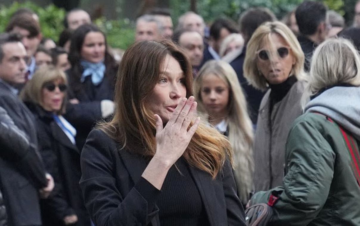 Κάρλα Μπρούνι: Το αποχαιρετιστήριο φιλί στον Νικολά Σαρκοζί πριν τη φυλακή – Η αγκαλιά που δεν μπόρεσε να «λυγίσει» τα σίδερα του κελιού 9 Κάρλα Μπρούνι: Το αποχαιρετιστήριο φιλί στον Νικολά Σαρκοζί πριν τη φυλακή – Η αγκαλιά που δεν μπόρεσε να «λυγίσει» τα σίδερα του κελιού