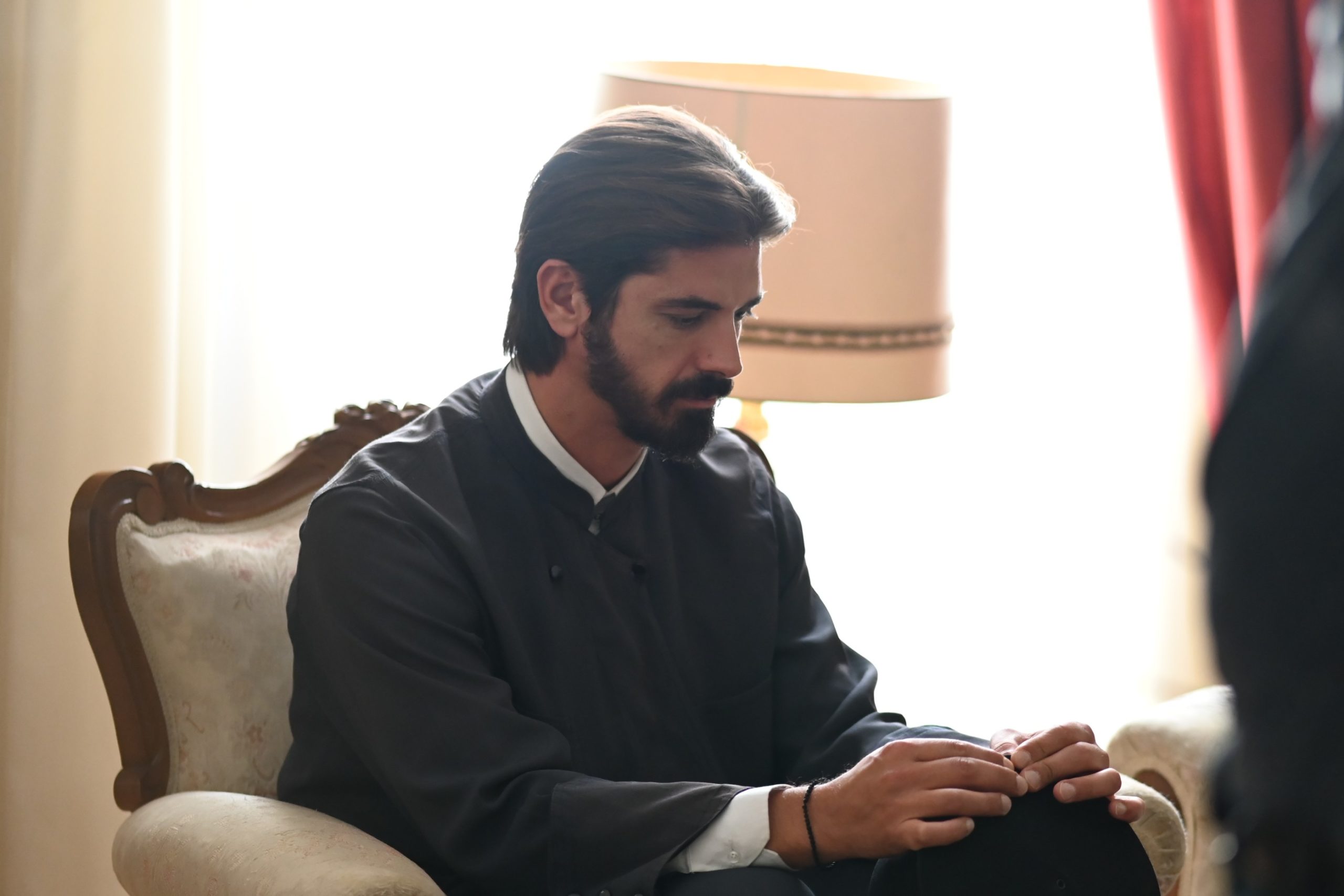 Άγιος Έρωτας: Ο πατήρ Νικόλαος υλοποιεί το όραμά του και ανακαλύπτει τη θετή οικογένεια της μικρής Ελευθερίας