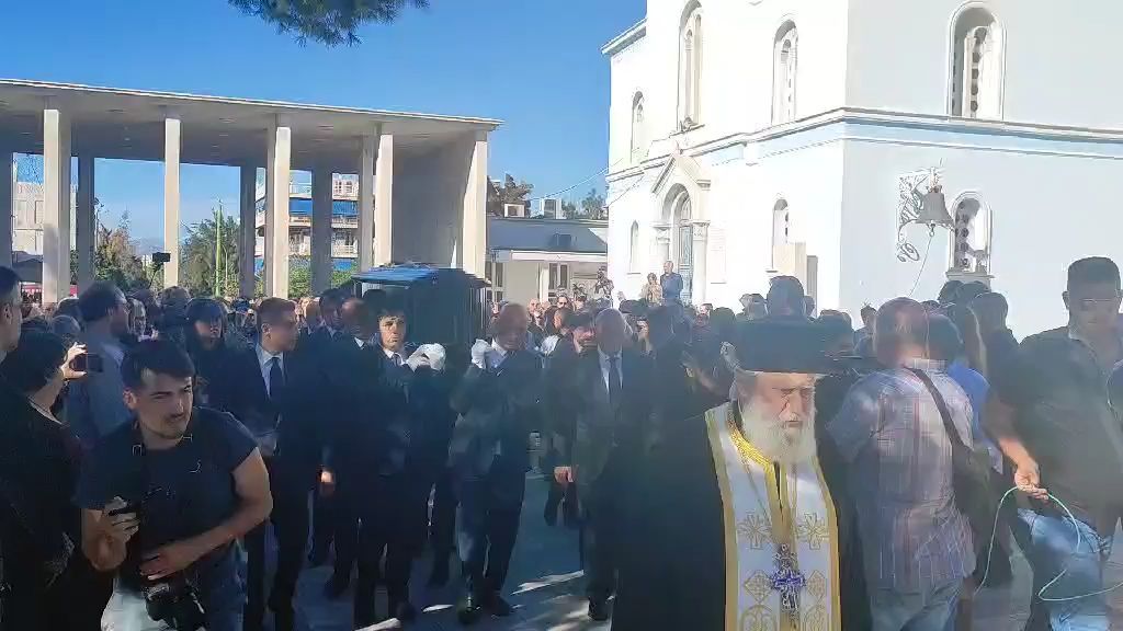 divΣτο-Α-Νεκροταφείο-έφτασε-η-σορός-του-Δ.-Σαββόπουλουdiv