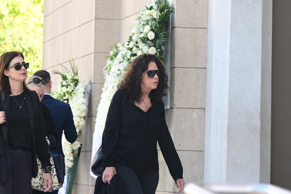 Διονύσης Σαββόπουλος: Οι πολιτικοί και καλλιτέχνες που τίμησαν το «τελευταίο αντίο» 45 Η Ελευθερία Αρβανιτάκη