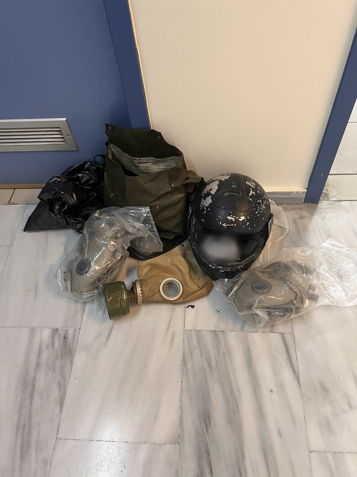 Ηράκλειο: 6 συλλήψεις για την επίθεση στον Μάκη Βορίδη από την επιχείρηση της ΕΛΑΣ στην κατάληψη «Ευαγγελισμός» – Ανακαλύψτε τι εντοπίστηκε 10 Ηράκλειο: 6 συλλήψεις για την επίθεση στον Μάκη Βορίδη από την επιχείρηση της ΕΛΑΣ στην κατάληψη «Ευαγγελισμός» – Ανακαλύψτε τι εντοπίστηκε