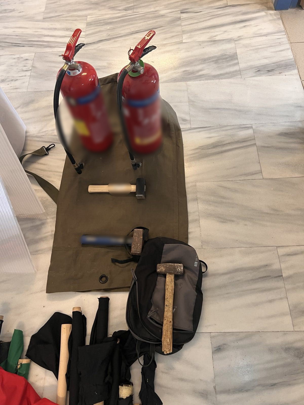 Ηράκλειο: 6 συλλήψεις για την επίθεση στον Μάκη Βορίδη από την επιχείρηση της ΕΛΑΣ στην κατάληψη «Ευαγγελισμός» – Ανακαλύψτε τι εντοπίστηκε 6 Ηράκλειο: 6 συλλήψεις για την επίθεση στον Μάκη Βορίδη από την επιχείρηση της ΕΛΑΣ στην κατάληψη «Ευαγγελισμός» – Ανακαλύψτε τι εντοπίστηκε