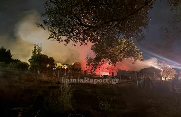 Φωτιά σε αποθήκη στη Μακρακώμη
