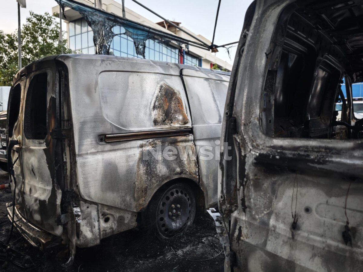 Νέα Φιλαδέλφεια: Πυρκαγιά σε έκθεση αυτοκινήτων, 5 οχήματα καταστράφηκαν ολοσχερώς 4 Νέα Φιλαδέλφεια: Πυρκαγιά σε έκθεση αυτοκινήτων, 5 οχήματα καταστράφηκαν ολοσχερώς