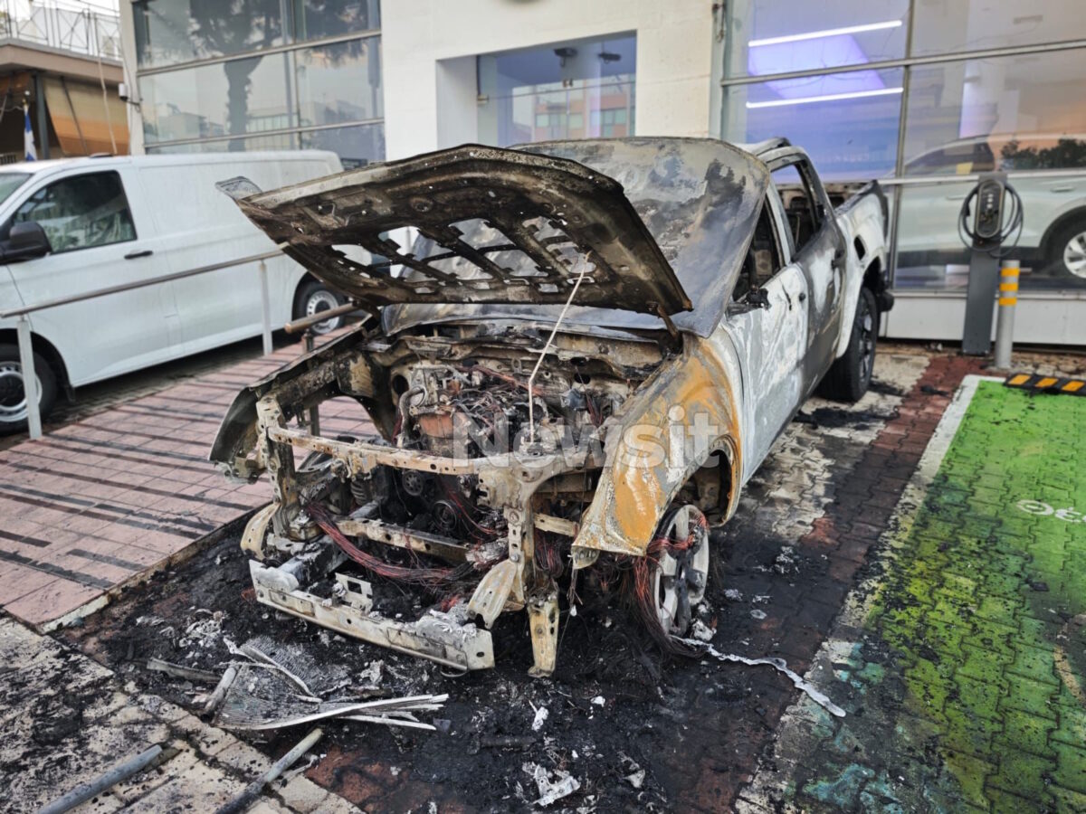 Νέα Φιλαδέλφεια: Πυρκαγιά σε έκθεση αυτοκινήτων, 5 οχήματα καταστράφηκαν ολοσχερώς 5 Νέα Φιλαδέλφεια: Πυρκαγιά σε έκθεση αυτοκινήτων, 5 οχήματα καταστράφηκαν ολοσχερώς