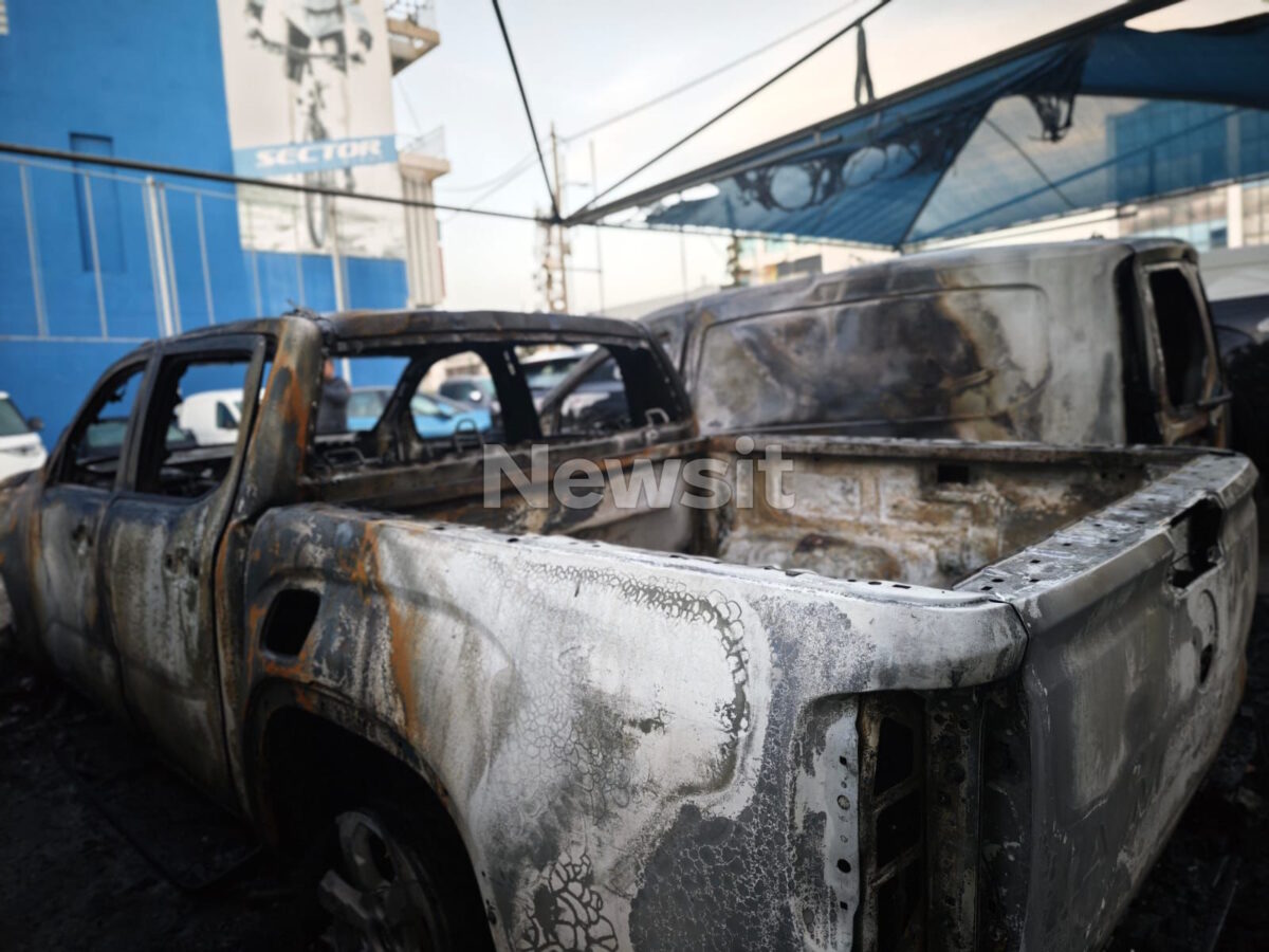 Νέα Φιλαδέλφεια: Πυρκαγιά σε έκθεση αυτοκινήτων, 5 οχήματα καταστράφηκαν ολοσχερώς 6 Νέα Φιλαδέλφεια: Πυρκαγιά σε έκθεση αυτοκινήτων, 5 οχήματα καταστράφηκαν ολοσχερώς