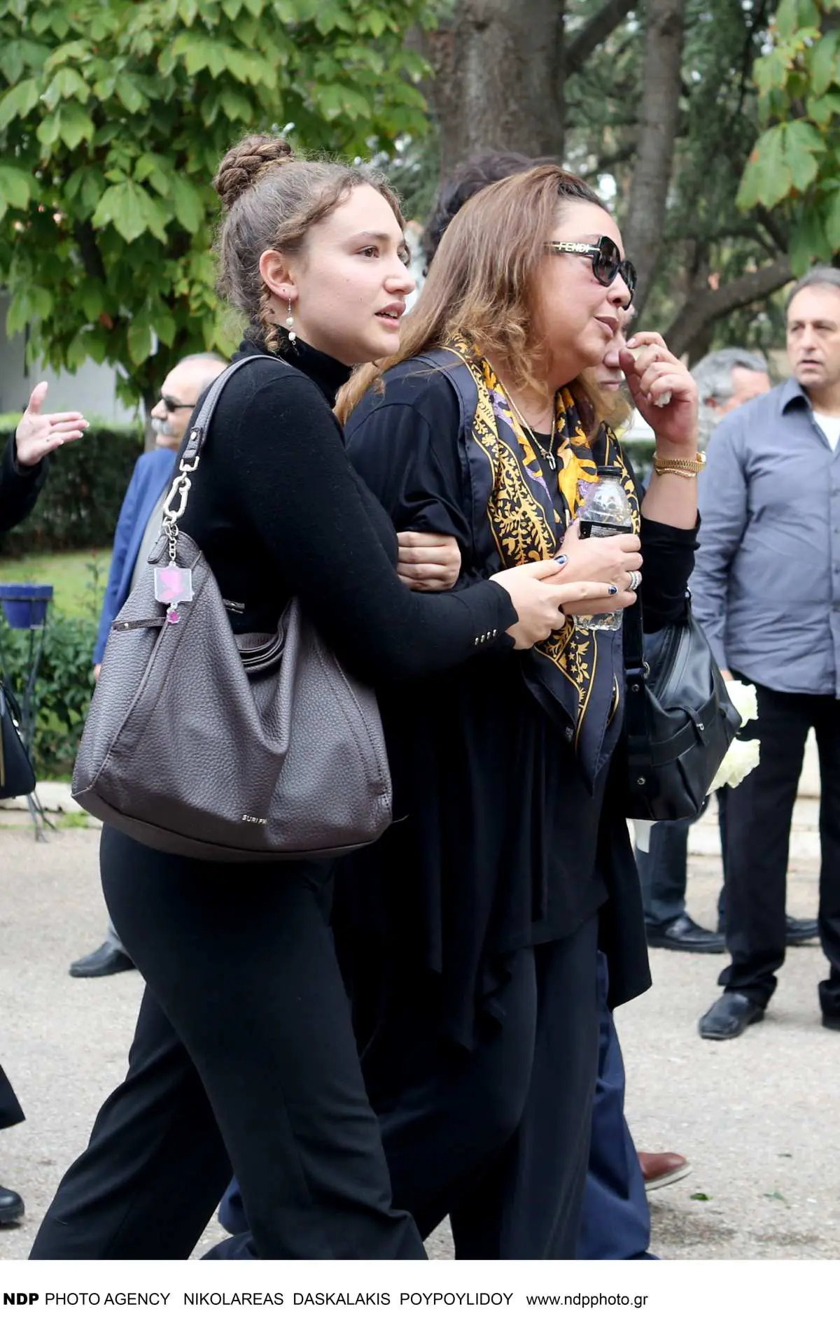 Γιώργος Νιάρχος: Καταρρακωμένη η Μάρα Θρασυβουλίδου στην τελετή – Στηριζόμενη η κόρη του 11 Γιώργος Νιάρχος: Καταρρακωμένη η Μάρα Θρασυβουλίδου στη κηδεία του - Υποβασταζόμενη η κόρη του