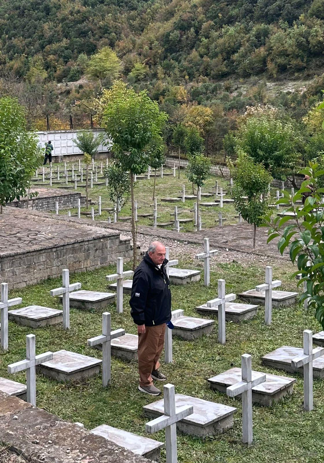 Στη Βόρεια Ήπειρο ο Κώστας Καραμανλής – Τίμησε τα μνημεία πεσόντων Ελλήνων στρατιωτών 5 Στη Βόρεια Ήπειρο ο Κώστας Καραμανλής – Τίμησε τα μνημεία πεσόντων Ελλήνων στρατιωτών
