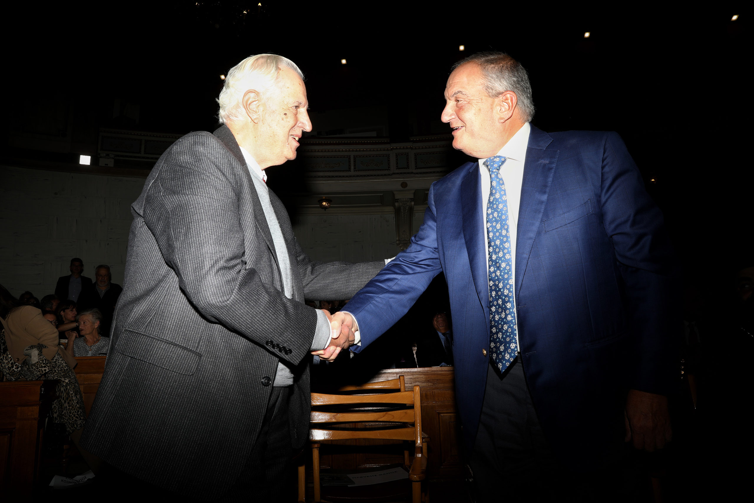 Ζεστή χειραψία Καραμανλή-Σαμαρά στην τελετή για την Άννα Ψαρούδα Μπενάκη – Ποιοι παρευρέθηκαν – ΦΩΤΟ