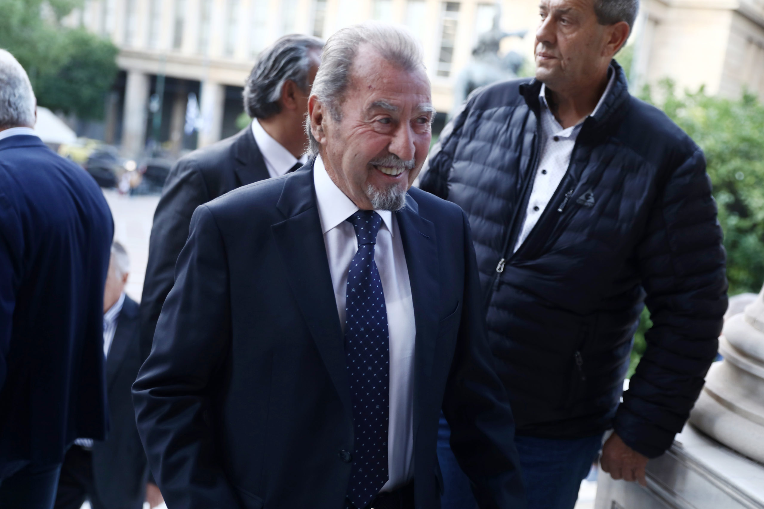 Ζεστή χειραψία Καραμανλή-Σαμαρά στην τελετή για την Άννα Ψαρούδα Μπενάκη – Ποιοι παρευρέθηκαν – ΦΩΤΟ
