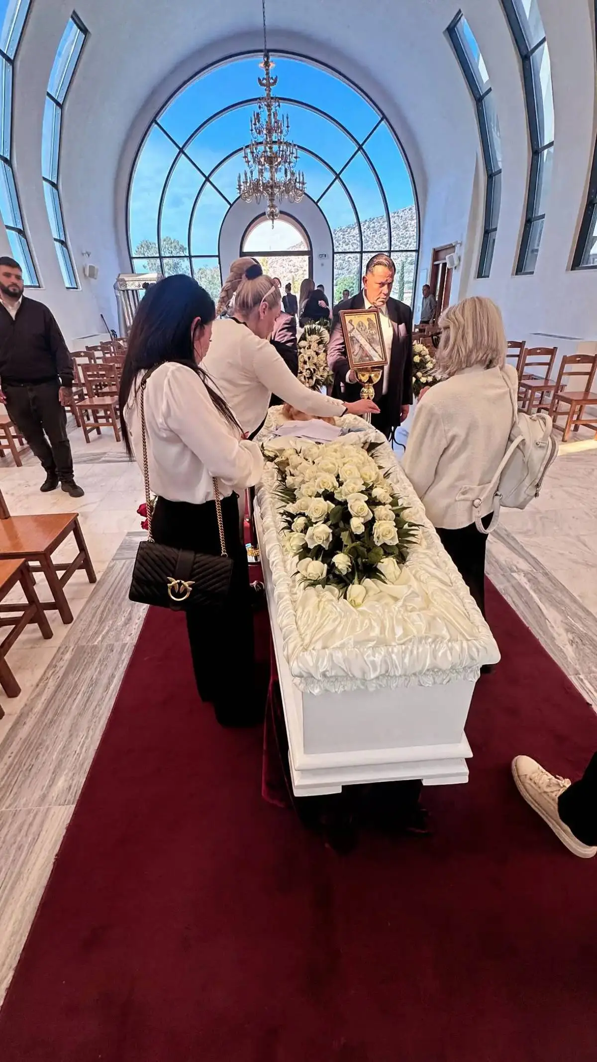 Το φέρετρο της μητέρας της Βικτώριας Καρύδα