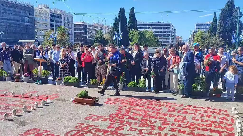 katathesi-loyloydion-sto-mnimeio-gia-ta-thymata-sta-tempi-sto-syntagma-1761647975