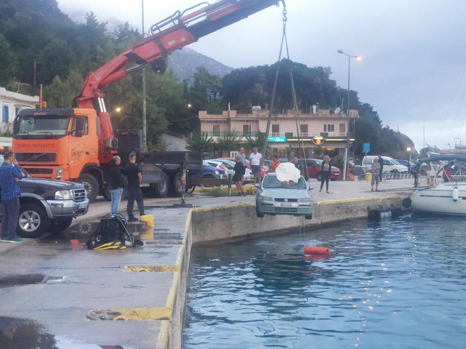 όχημα που ανασύρθηκε από τη θάλασσα