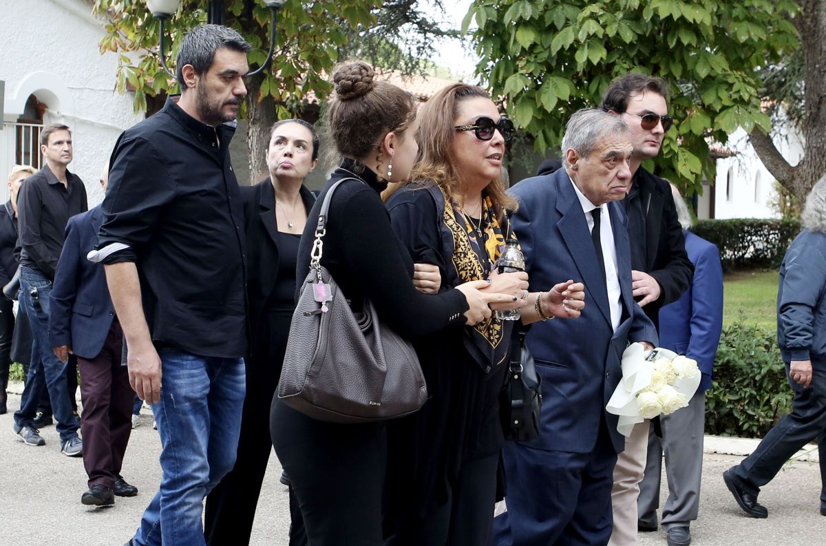 Συγκλονισμένη η Μάρα Θρασυβουλίδου στο ύστατο «αντίο» στον σύζυγό της, μαέστρο Γιώργο Νιάρχο 3 Συγγενείς και φίλοι στην κηδεία του Γιώργου Νιάρχου