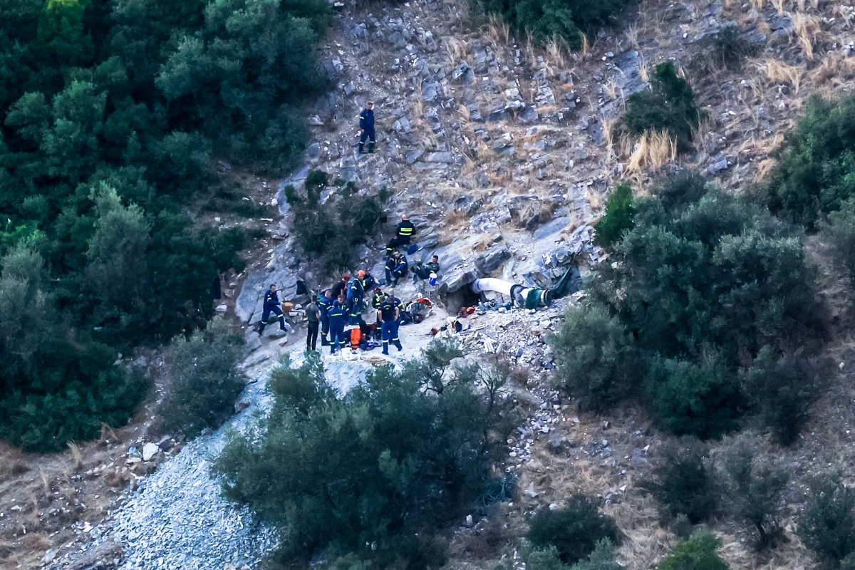 Λάρισα: Θάνατος 53χρονου που παγιδεύτηκε σε σπηλιά 22 μέτρων – Δείτε βίντεο και εικόνες 10 Πυροσβέστες