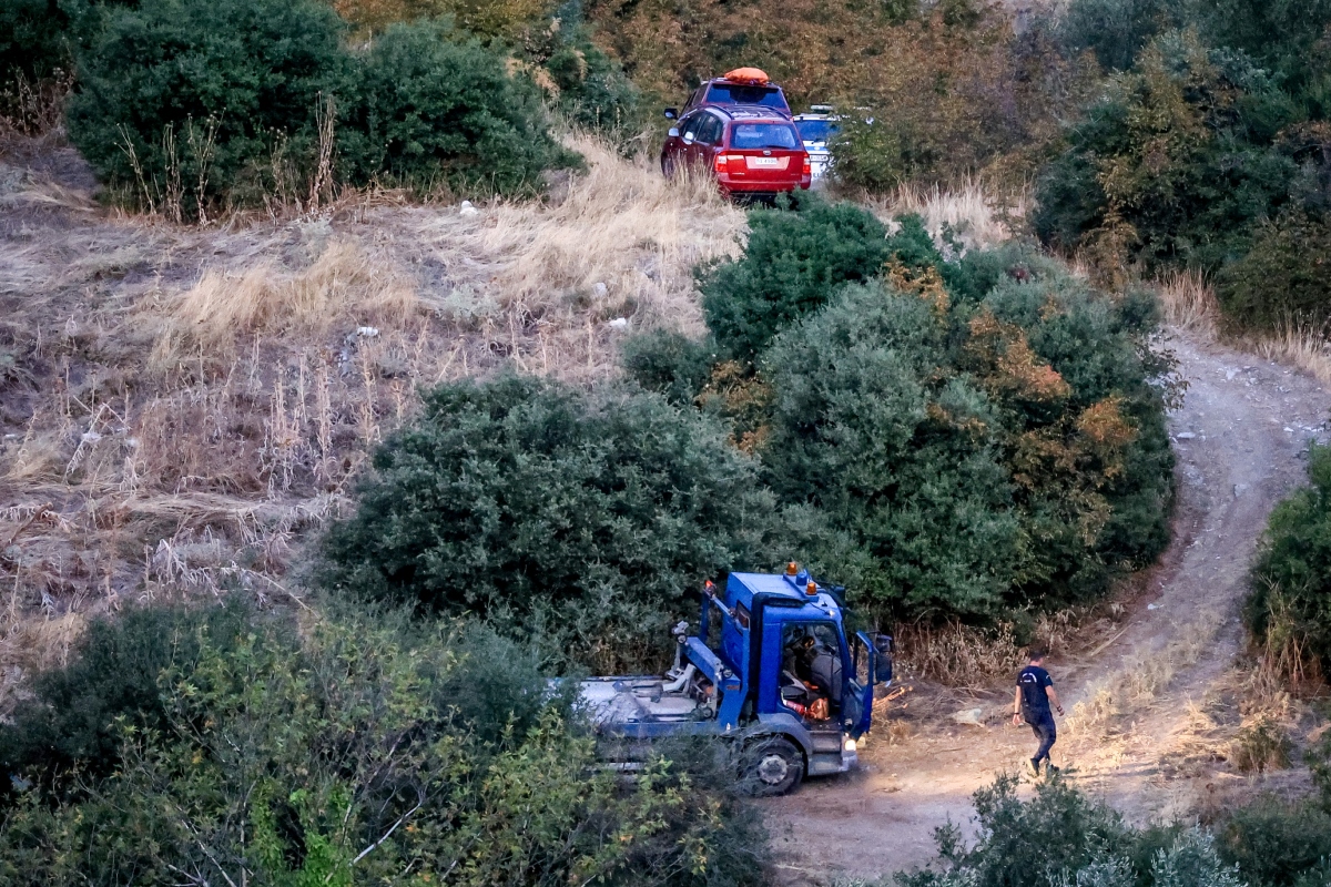 Λάρισα: Θάνατος 53χρονου που παγιδεύτηκε σε σπηλιά 22 μέτρων – Δείτε βίντεο και εικόνες 6 Πυροσβέστες