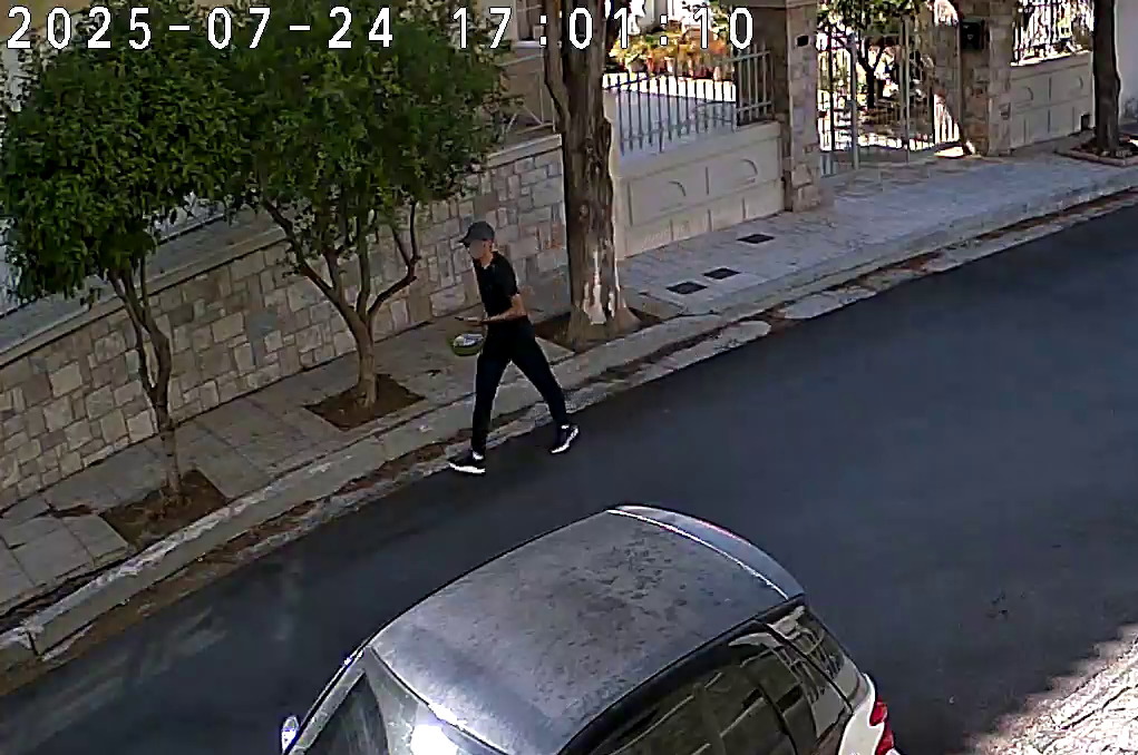 Η στιγμή που οι κακοποιοί της συμμορίας διαφεύγουν με τα λάφυρα – Βίντεο και εικόνες