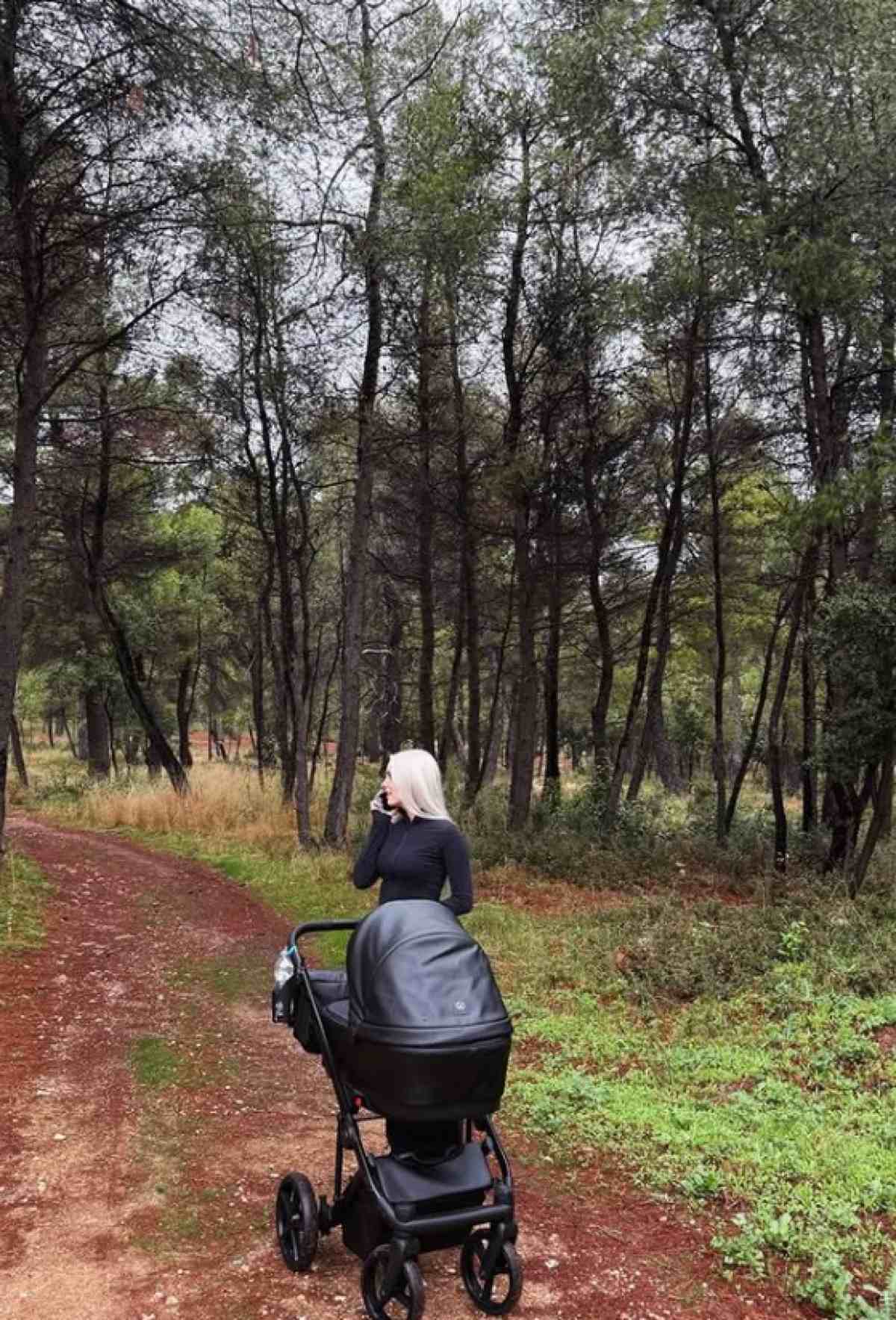 Light – Άννα Θεοδωρίδου: Γιόρτασαν τον πρώτο μήνα του μωρού τους με Halloween διάθεση (Φωτογραφία) 4 Ο Light και η Άννα Θεοδωρίδη