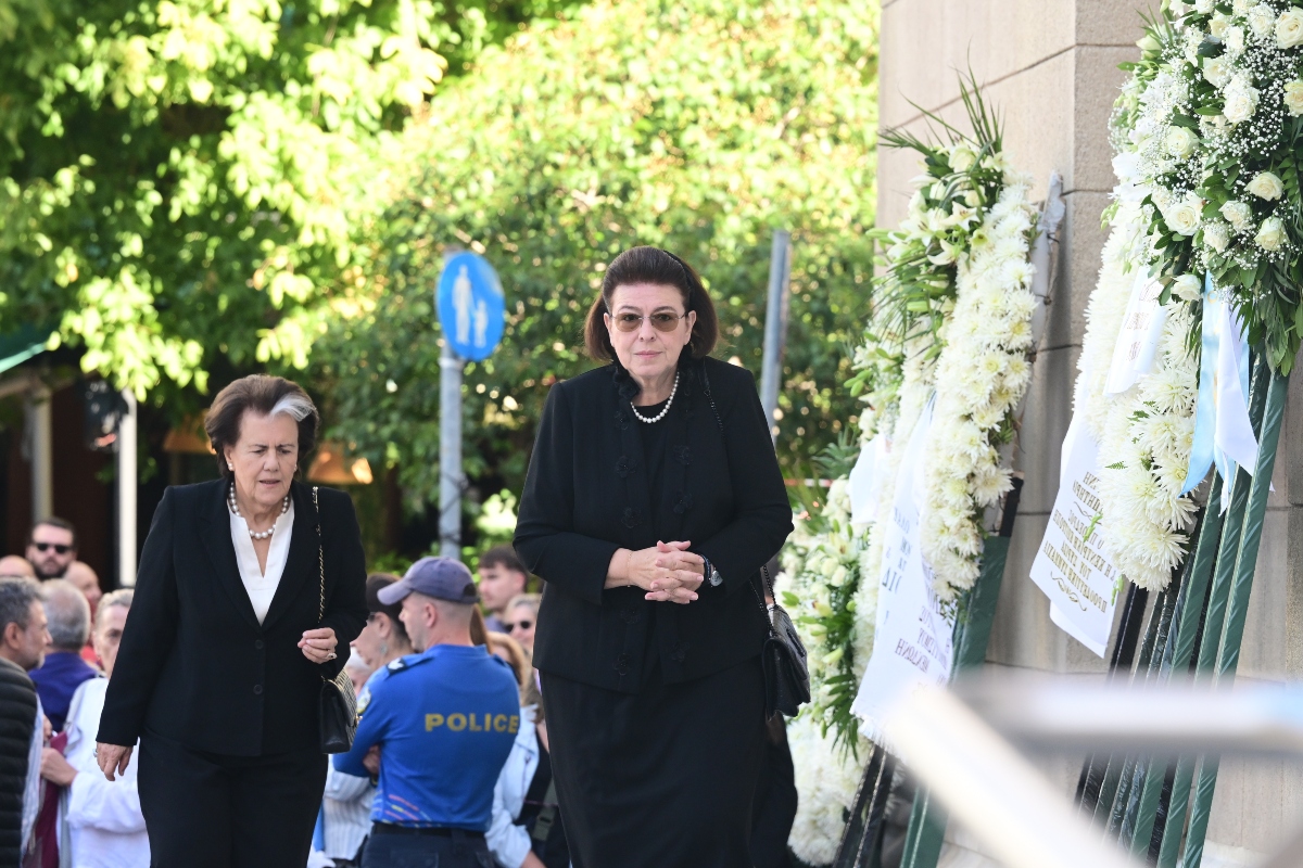 Διονύσης Σαββόπουλος: Οι πολιτικοί και καλλιτέχνες που τίμησαν το «τελευταίο αντίο» 31 Η Λίνα Μενδώνη