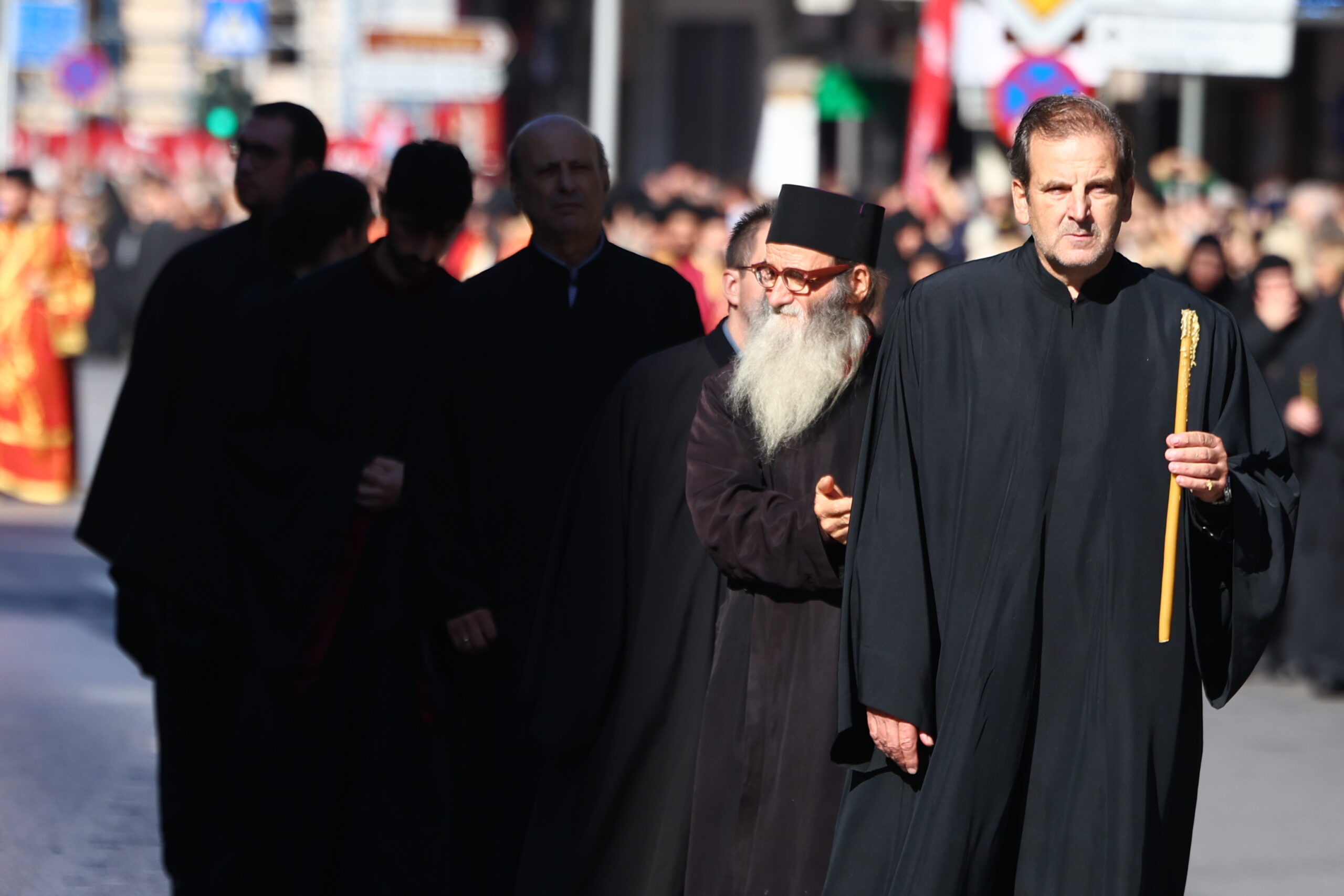 Η Θεσσαλονίκη τιμά τον Άγιο Δημήτριο: Πλήθος πιστών στη λιτανεία της εικόνας – Δείτε φωτογραφίες 10 Ιερείς
