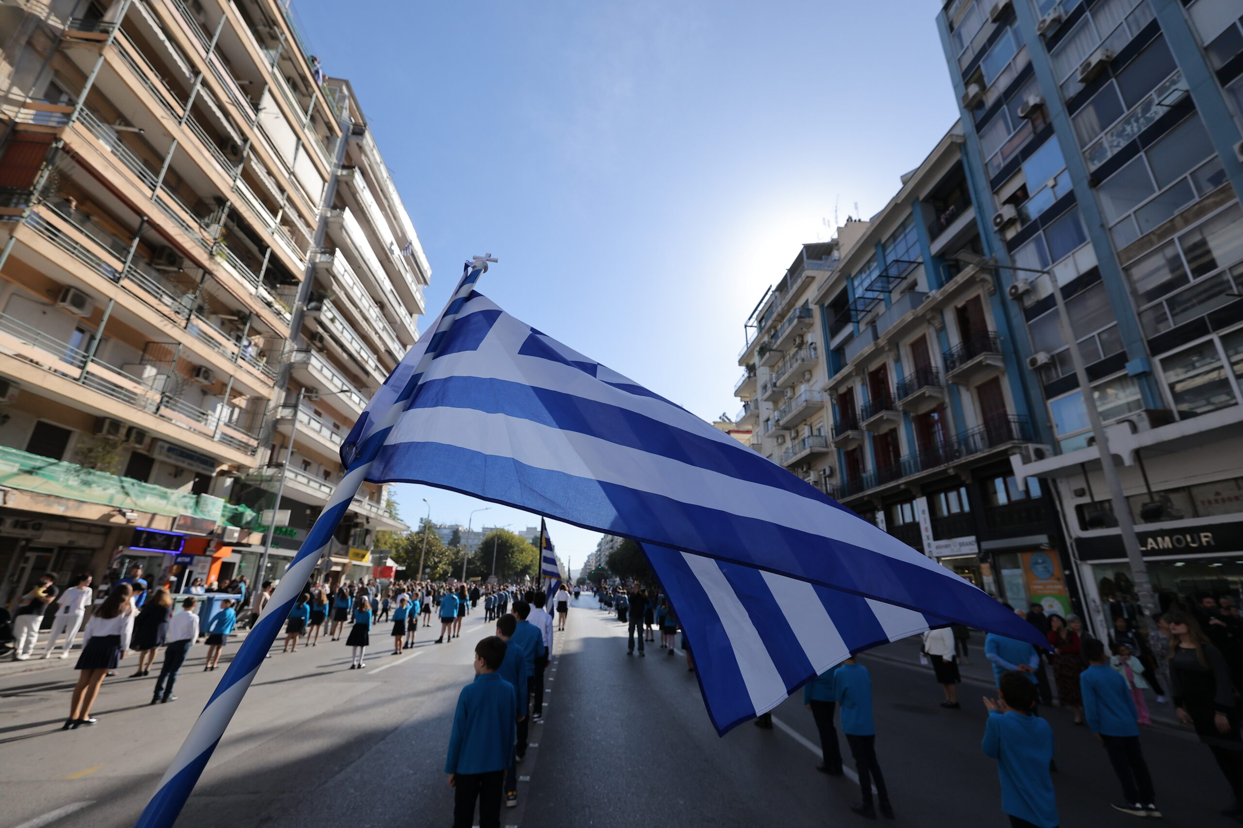 Η Θεσσαλονίκη τιμά τον Άγιο Δημήτριο: Πλήθος πιστών στη λιτανεία της εικόνας – Δείτε φωτογραφίες 8 Ελληνική σημαία