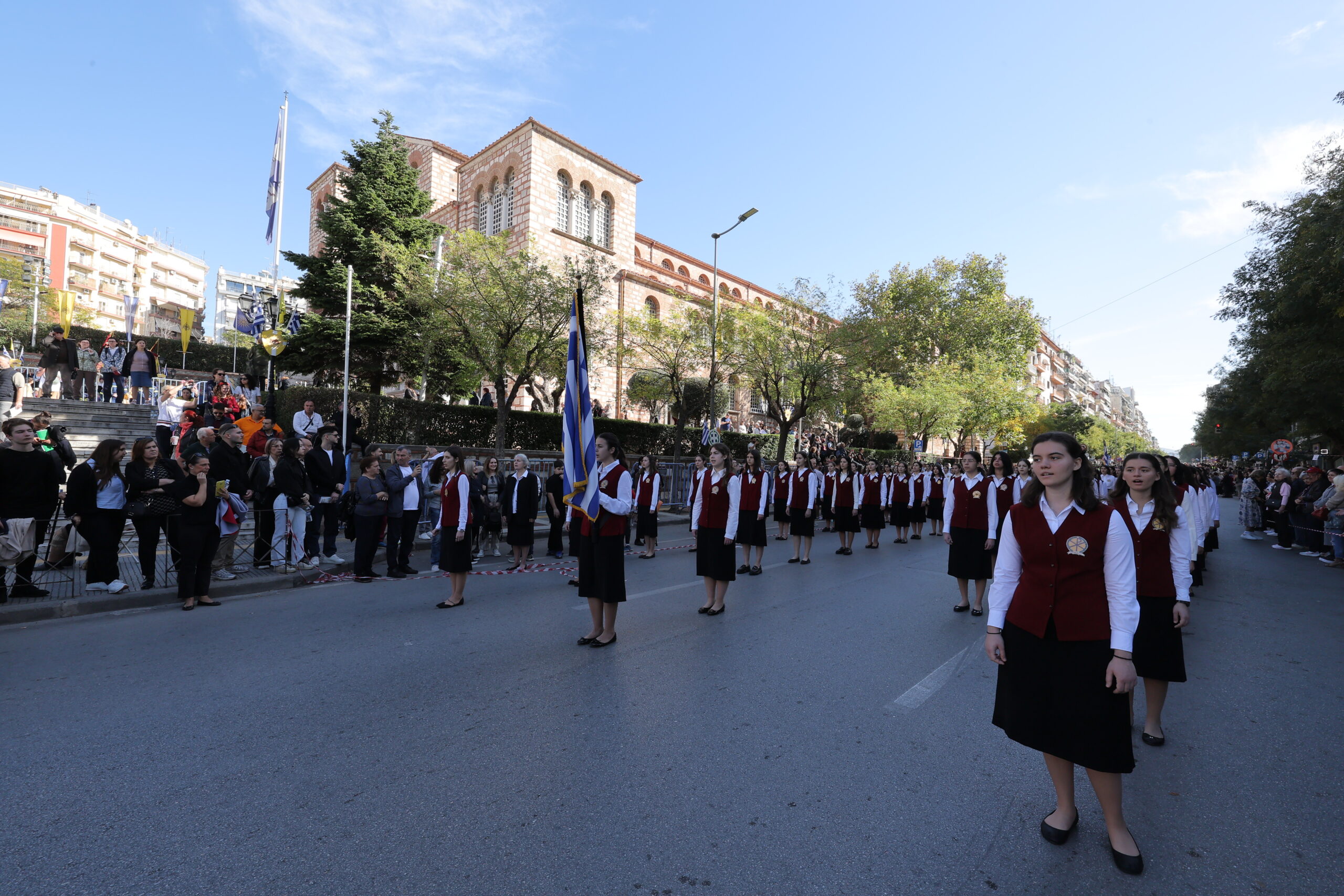 Η Θεσσαλονίκη τιμά τον Άγιο Δημήτριο: Πλήθος πιστών στη λιτανεία της εικόνας – Δείτε φωτογραφίες 13 Μαθητές