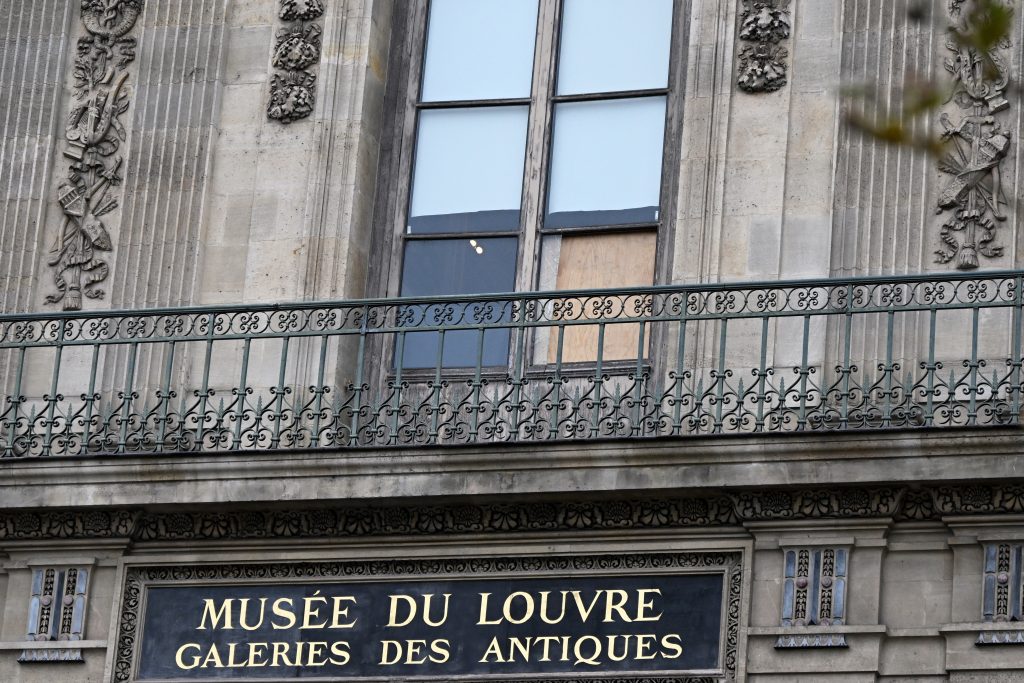 louvre-ap-photo