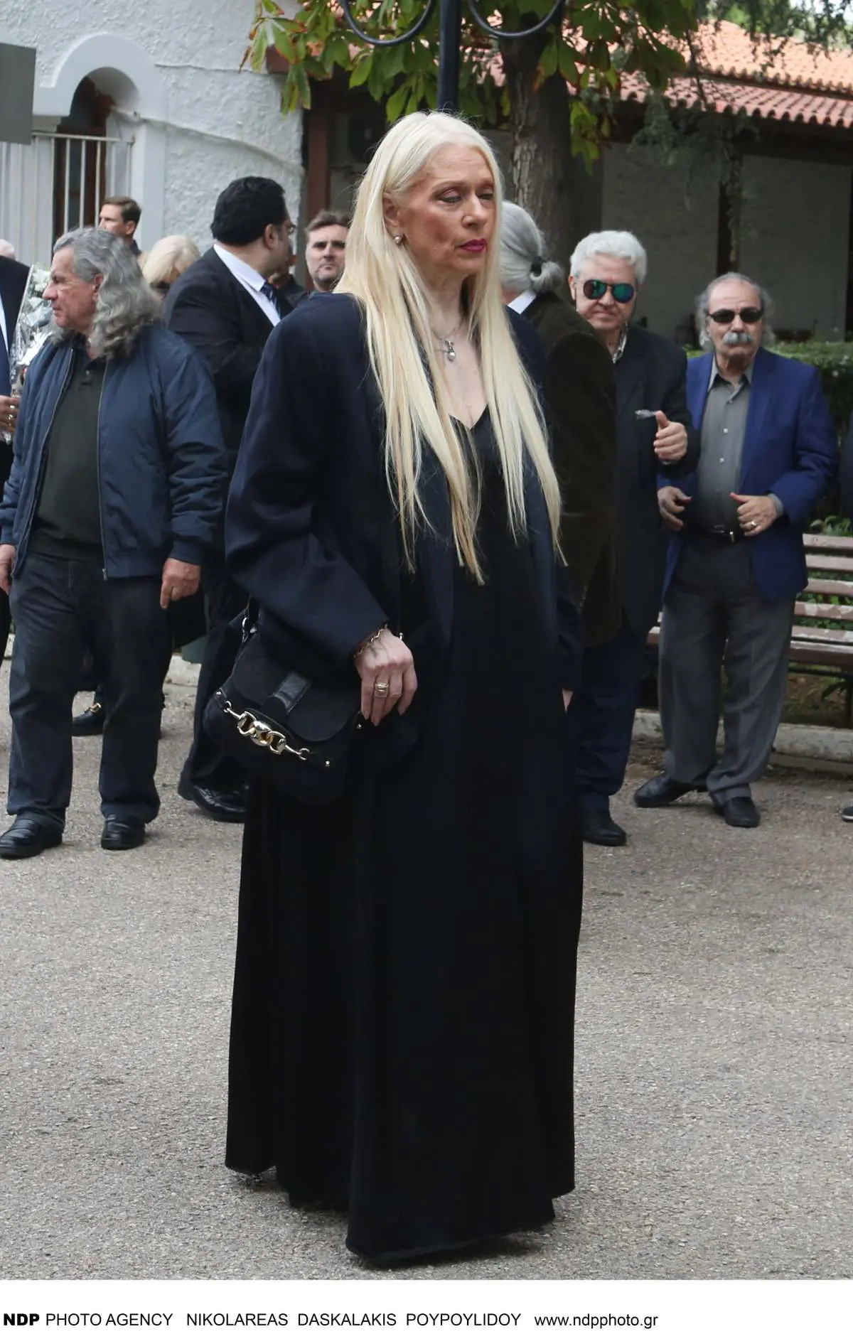 Γιώργος Νιάρχος: Καταρρακωμένη η Μάρα Θρασυβουλίδου στην τελετή – Στηριζόμενη η κόρη του 10 Γιώργος Νιάρχος: Καταρρακωμένη η Μάρα Θρασυβουλίδου στη κηδεία του - Υποβασταζόμενη η κόρη του