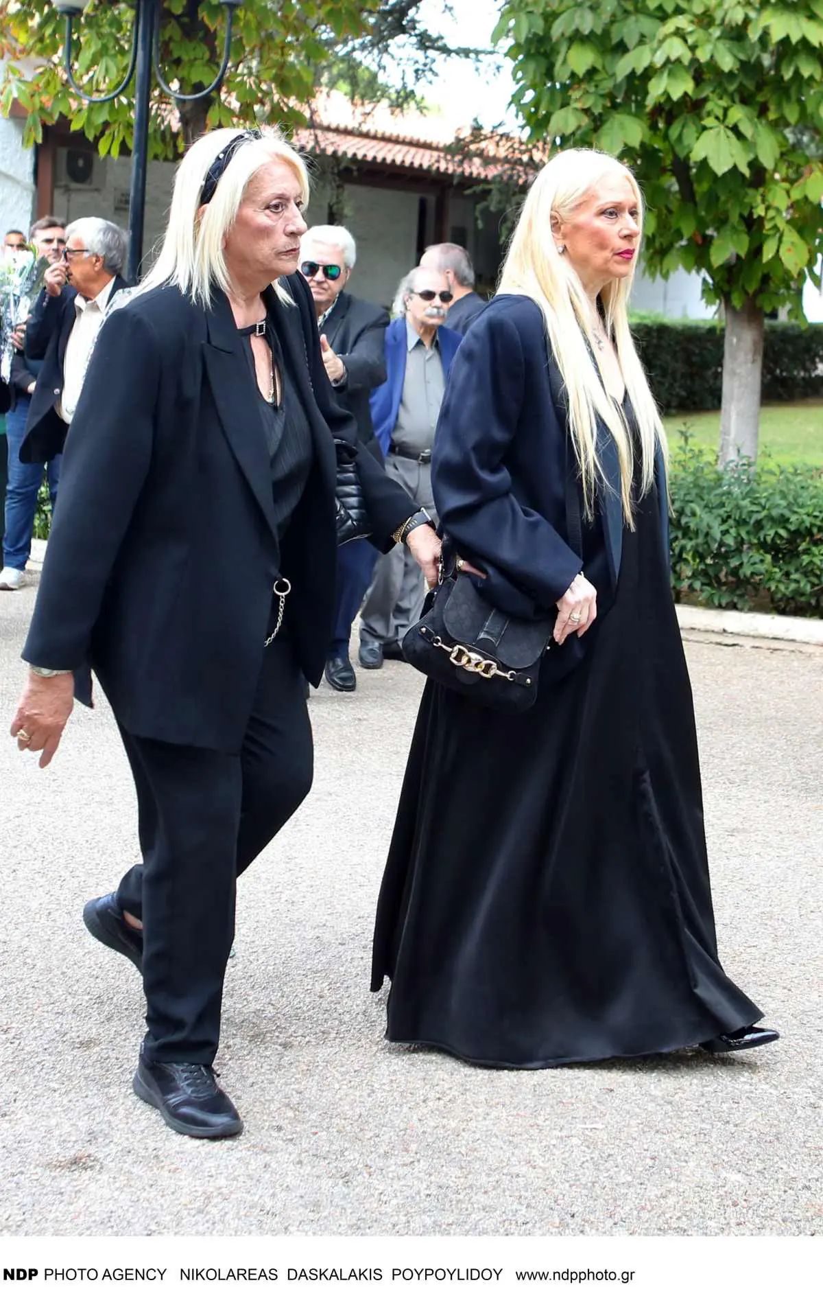 Γιώργος Νιάρχος: Καταρρακωμένη η Μάρα Θρασυβουλίδου στην τελετή – Στηριζόμενη η κόρη του 12 Γιώργος Νιάρχος: Καταρρακωμένη η Μάρα Θρασυβουλίδου στη κηδεία του - Υποβασταζόμενη η κόρη του