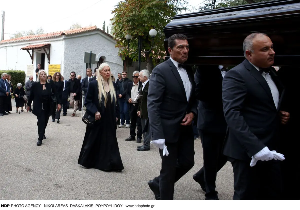 Γιώργος Νιάρχος: Καταρρακωμένη η Μάρα Θρασυβουλίδου στην τελετή – Στηριζόμενη η κόρη του 13 Γιώργος Νιάρχος: Καταρρακωμένη η Μάρα Θρασυβουλίδου στη κηδεία του - Υποβασταζόμενη η κόρη του