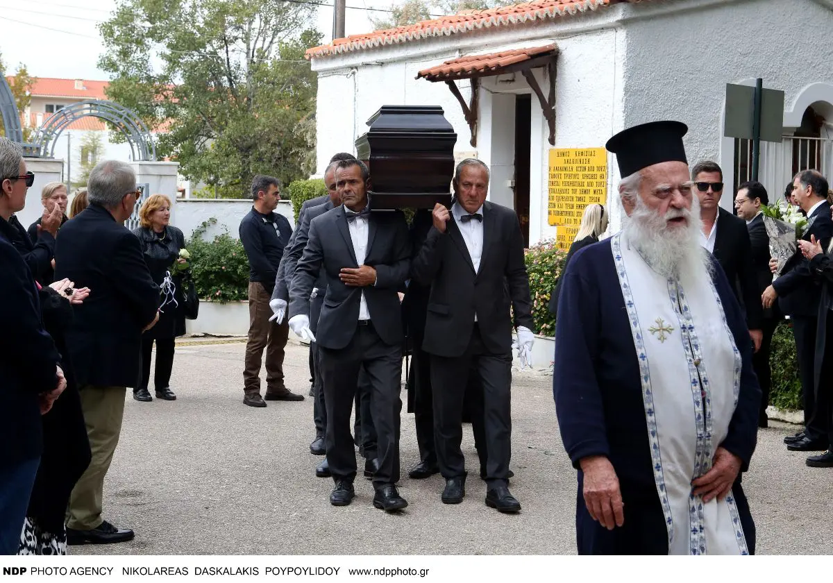 Γιώργος Νιάρχος: Καταρρακωμένη η Μάρα Θρασυβουλίδου στην τελετή – Στηριζόμενη η κόρη του 14 Γιώργος Νιάρχος: Καταρρακωμένη η Μάρα Θρασυβουλίδου στη κηδεία του - Υποβασταζόμενη η κόρη του