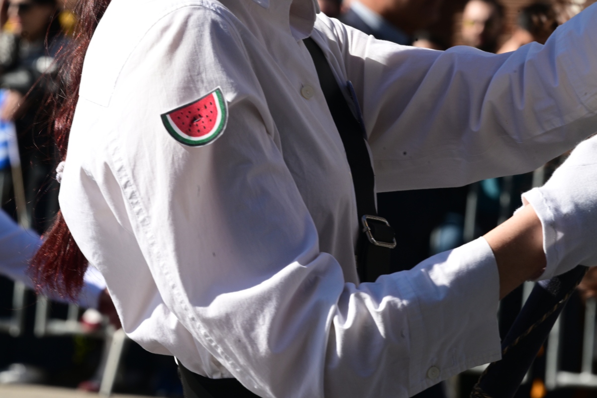 Μαθήτρια στην παρέλαση της 28ης Οκτωβρίου στην Αθήνα φόρεσε καρπουζάκι υπέρ της Παλαιστίνης 2 Μαθήτρια φορά το καρπούζι, σύμβολο της παλαιστινιακής αλληλεγγύης