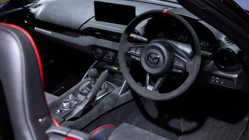 Απολαύστε το νέο Mazda MX-5 Spirit Racing σε δράση (βίντεο) 7 Mazda MX-5 Spirit Racing 2025 εσωτερικό