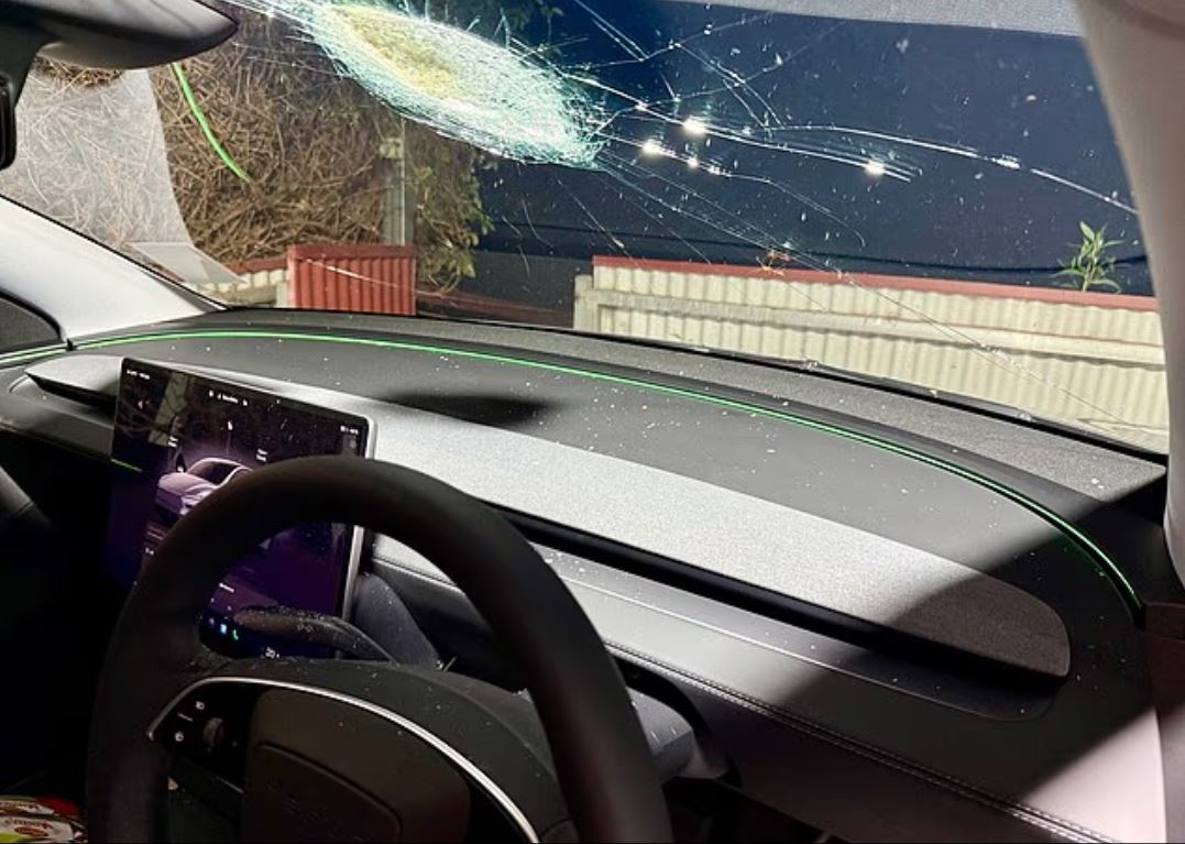 Οδηγός υποστηρίζει ότι μετεωρίτης χτύπησε το παρμπρίζ του Tesla – «Δεν βρίσκουμε άλλη εξήγηση»