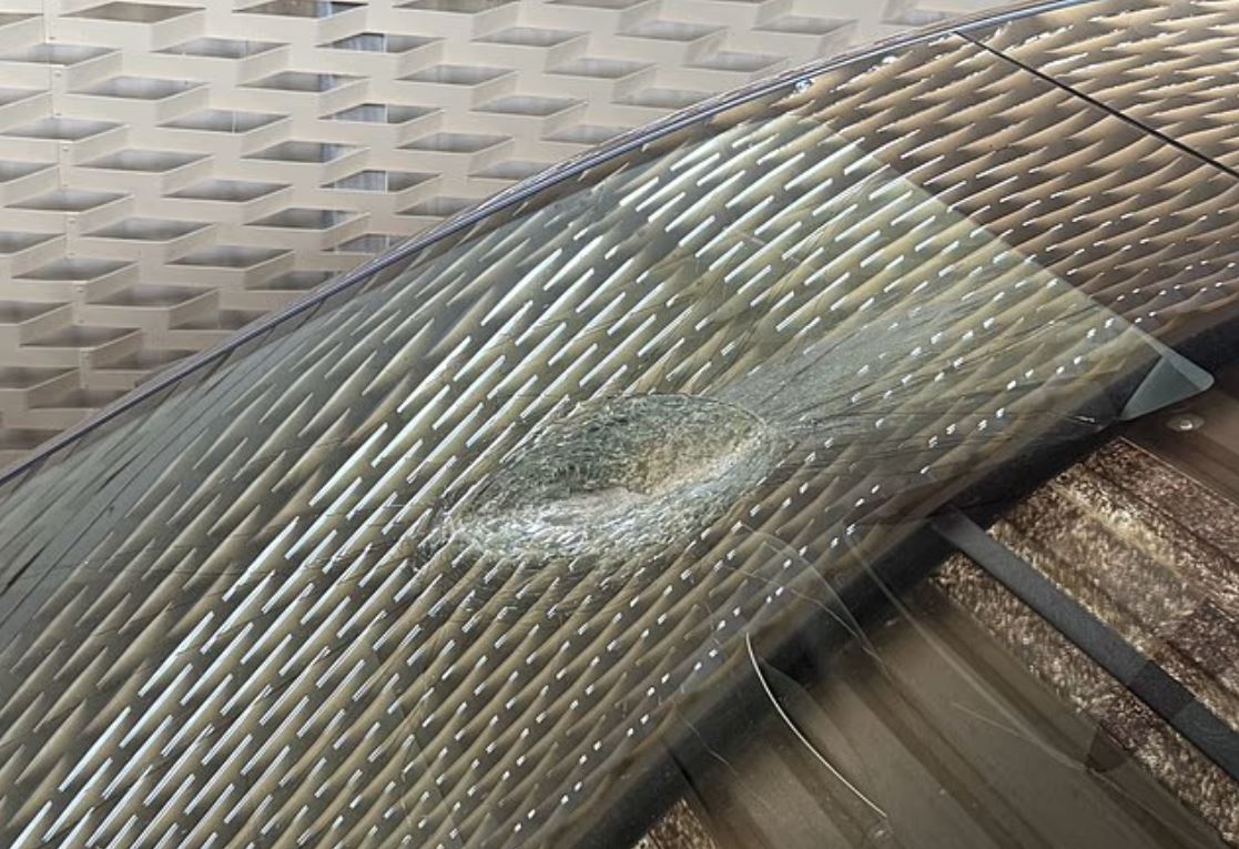 Οδηγός υποστηρίζει ότι μετεωρίτης χτύπησε το παρμπρίζ του Tesla – «Δεν βρίσκουμε άλλη εξήγηση»