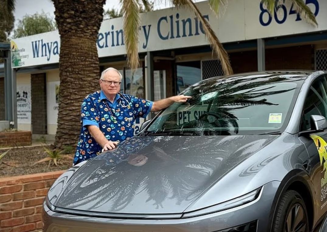 Οδηγός υποστηρίζει ότι μετεωρίτης χτύπησε το παρμπρίζ του Tesla – «Δεν βρίσκουμε άλλη εξήγηση»