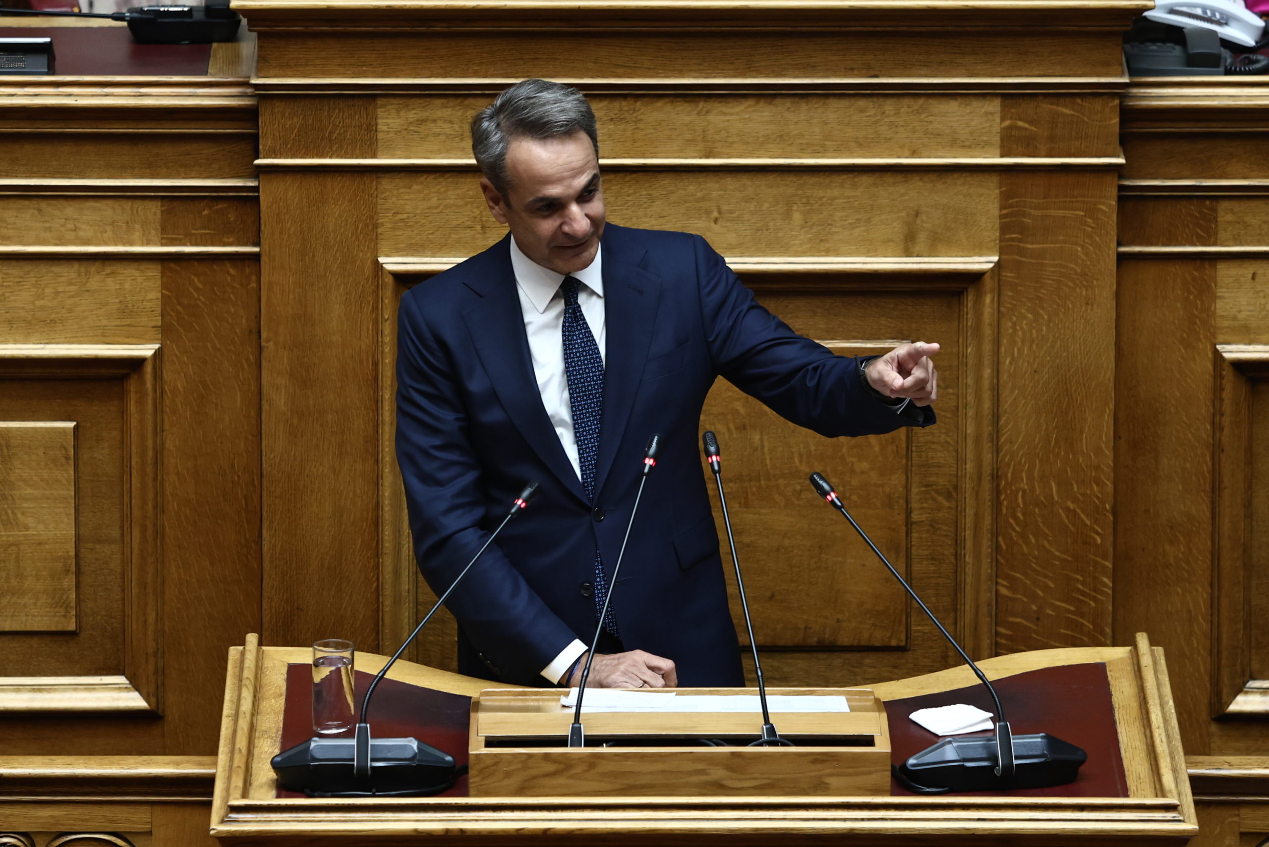 Μητσοτάκης προς Ανδρουλάκη: Αν ήσασταν στη θέση μου, θα τραβούσατε τον κ. Τραμπ από το πέτο λέγοντάς του να φύγει;